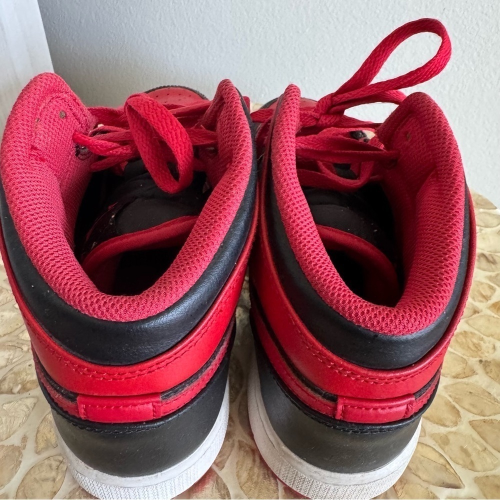 Nike Air Jordan 1 Mid Alternate Bred Sneakers size 6Y - Picture 8 of 11